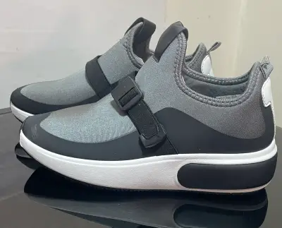 Zapatillas deportivas grises y negras - miniatura 4