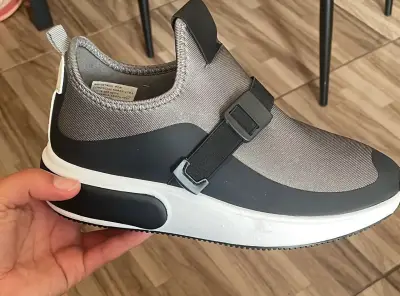 Zapatillas deportivas grises y negras - miniatura 5