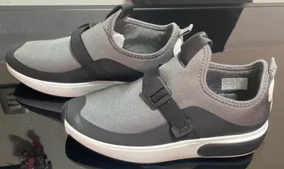 Zapatillas deportivas grises y negras - miniatura 6
