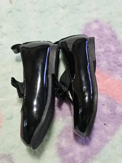 Zapatos charol negro para niña - miniatura 3