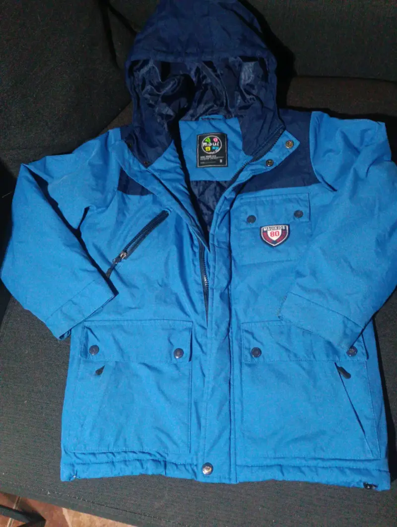 Parka azul con capucha marca Maui - 2