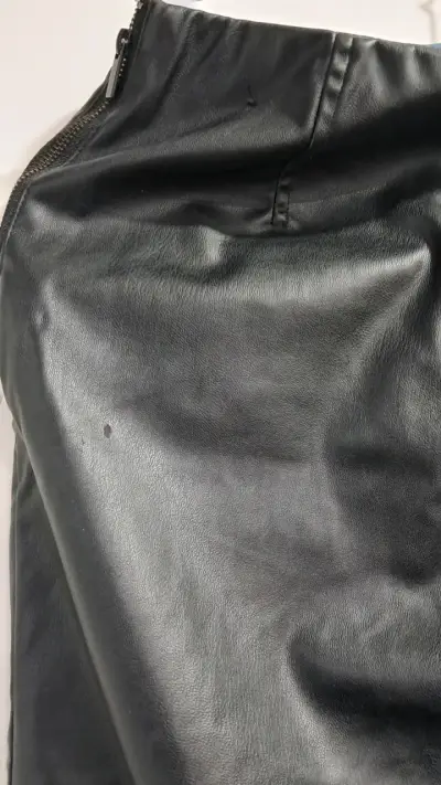 Pantalones de cuero sintético negros - miniatura 3