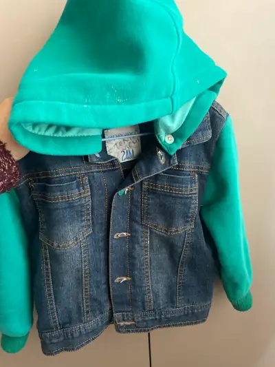 Chaqueta mezclilla con capucha verde - miniatura 1