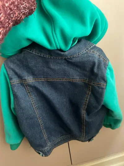 Chaqueta mezclilla con capucha verde - miniatura 2