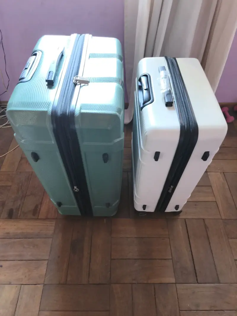 Set de maletas rígidas verde y blanca - 4