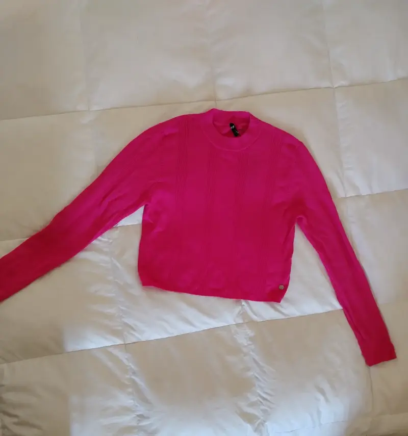 Suéter crop fucsia manga larga