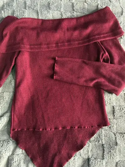 Polera roja de hombros descubiertos - miniatura 1