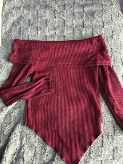 Polera roja de hombros descubiertos - miniatura 2