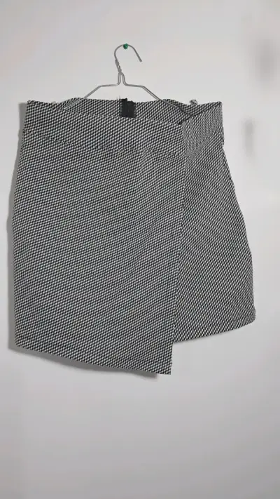 Falda short cruzada blanco y negro - miniatura 1