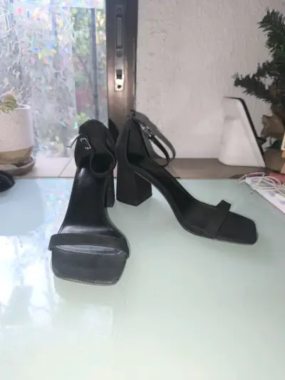 Tacones negros de tacón grueso - miniatura 1