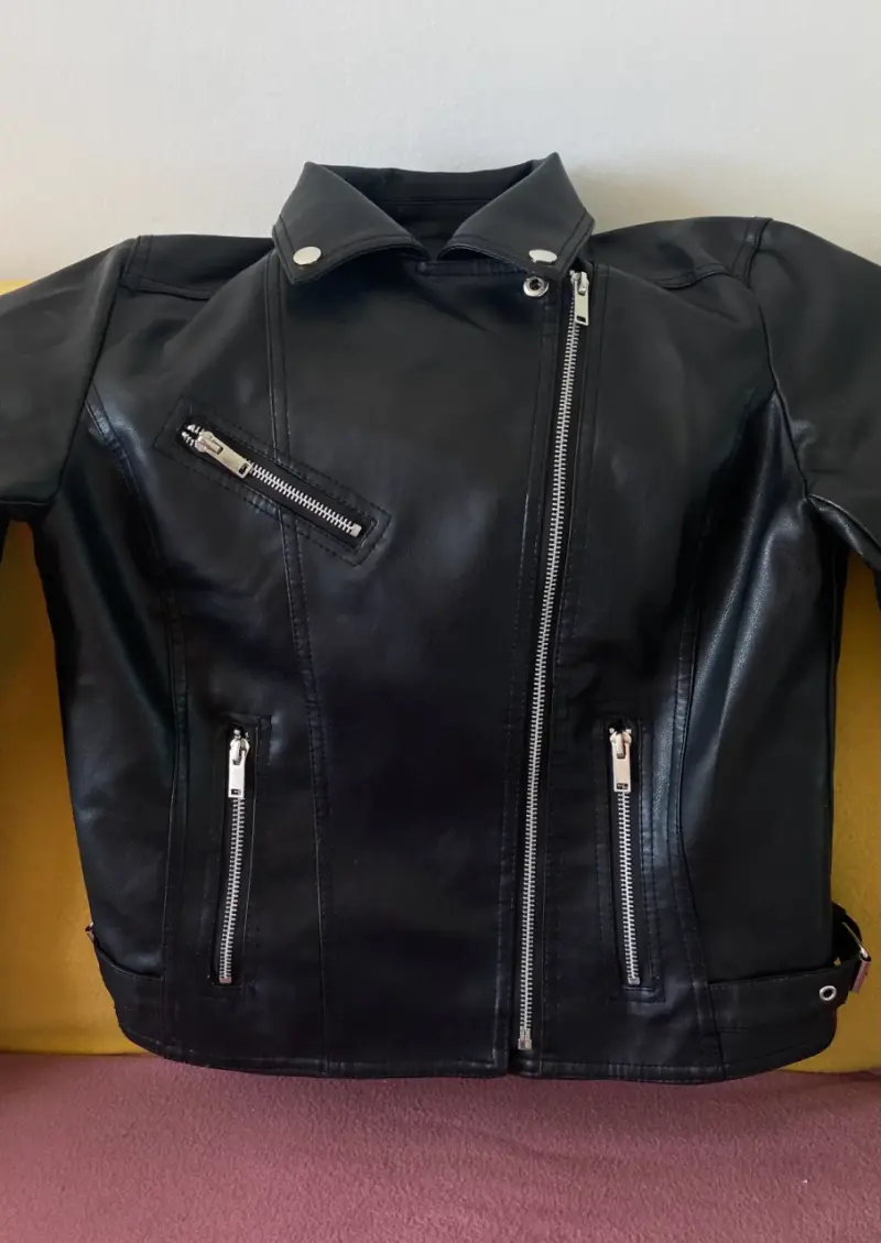 Chaqueta negra estilo biker. - 1