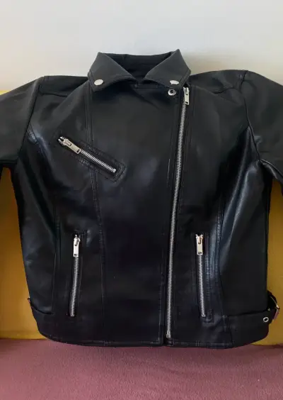 Chaqueta negra estilo biker. - miniatura 1