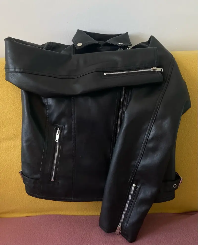 Chaqueta negra estilo biker. - 2