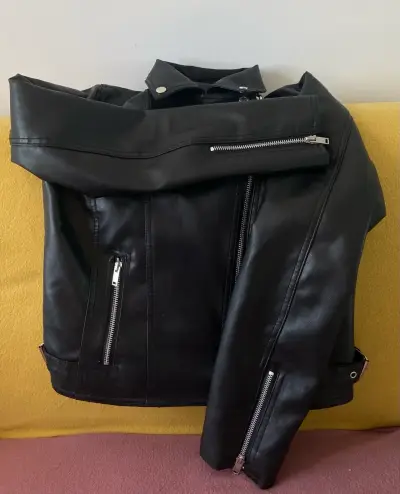 Chaqueta negra estilo biker. - miniatura 2