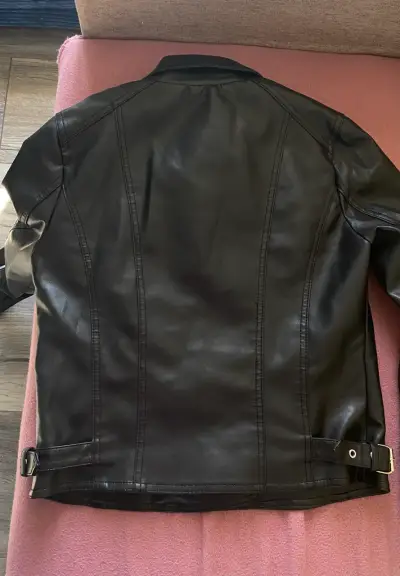 Chaqueta negra estilo biker. - miniatura 3