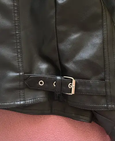 Chaqueta negra estilo biker. - miniatura 4