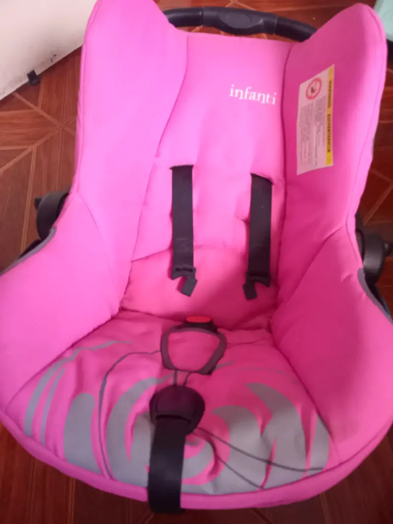 Silla de auto infantil rosada - 1