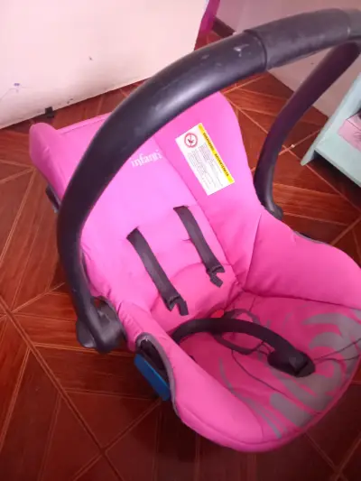 Silla de auto infantil rosada - miniatura 3