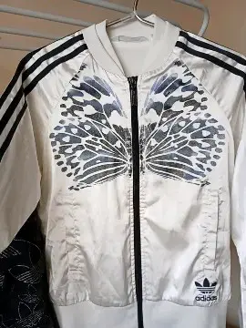 Chaqueta Adidas blanca con diseño