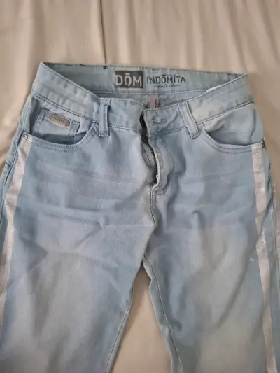 Jeans celestes con rayas laterales - miniatura 2