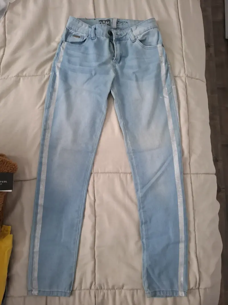 Jeans celestes con rayas laterales - 3
