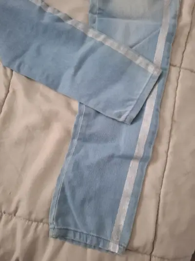 Jeans celestes con rayas laterales - miniatura 5