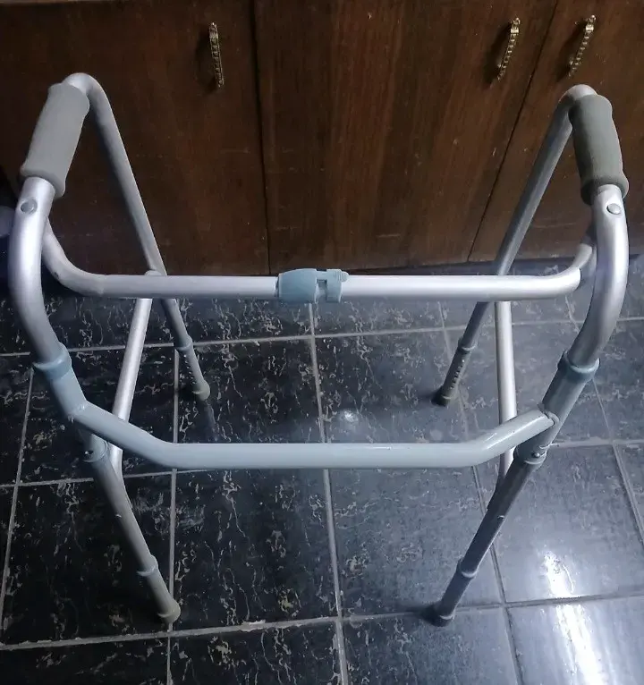 Andador plegable de aluminio, silla de ruedas - 1
