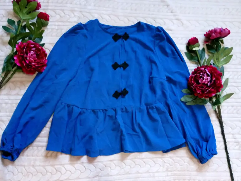 Blusa azul petróleo con botones decorativos - 2
