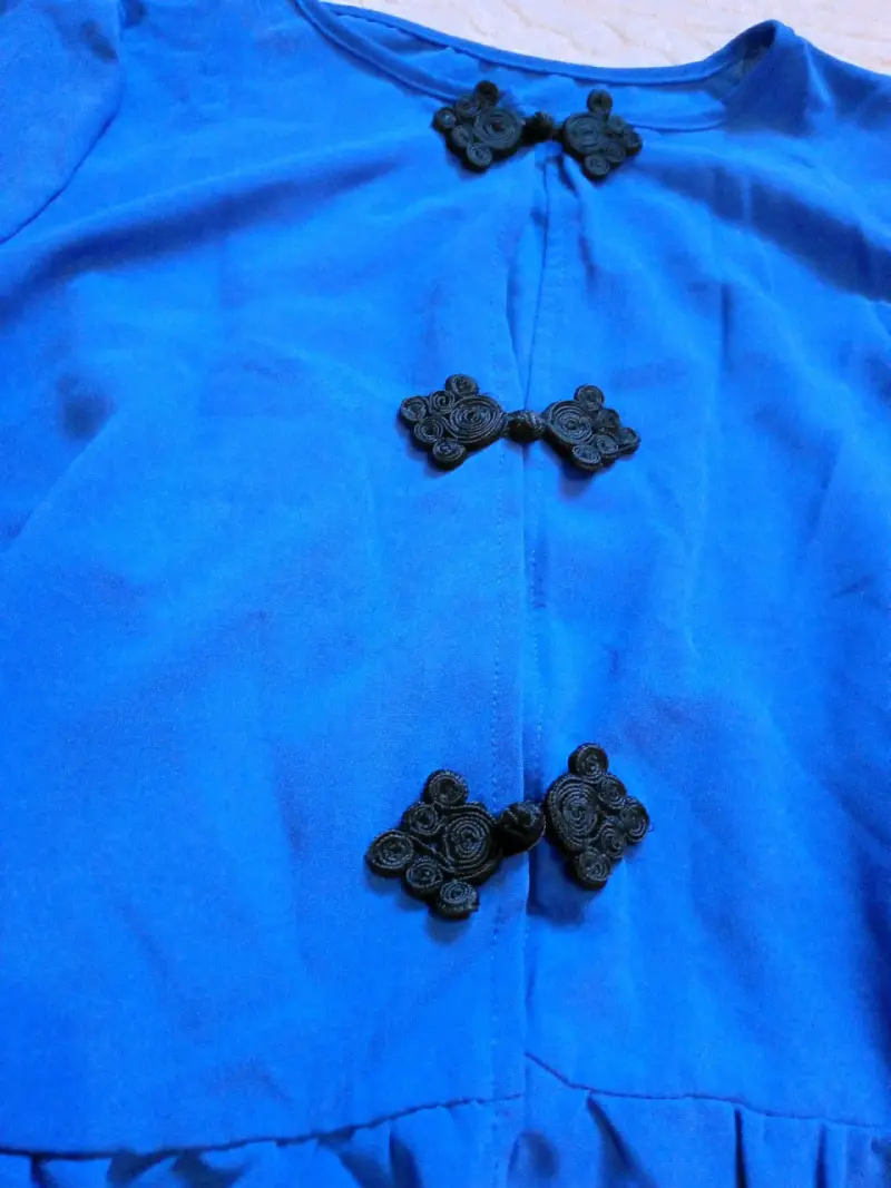 Blusa azul petróleo con botones decorativos - 3