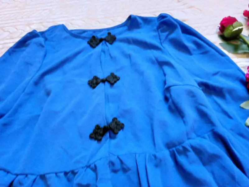 Blusa azul petróleo con botones decorativos - 4