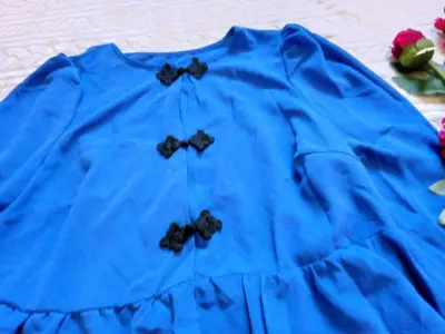 Blusa azul petróleo con botones decorativos - miniatura 4