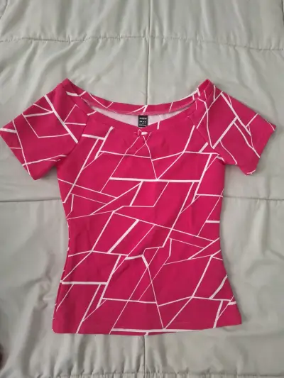 Polera rosa con diseño geométrico - miniatura 1