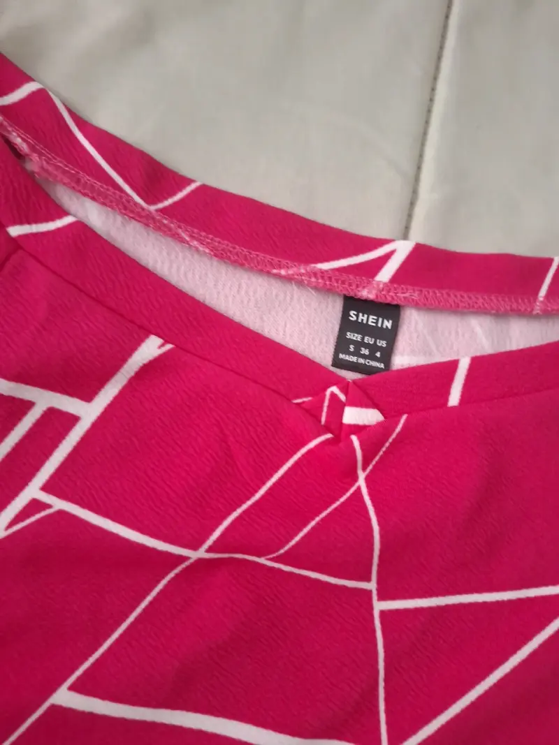 Polera rosa con diseño geométrico - 2