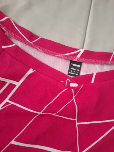 Polera rosa con diseño geométrico - miniatura 2