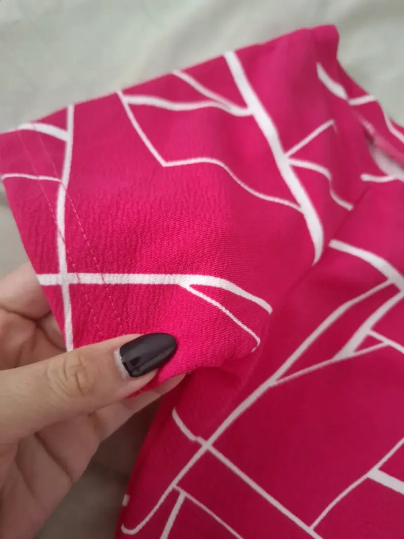 Polera rosa con diseño geométrico - 3