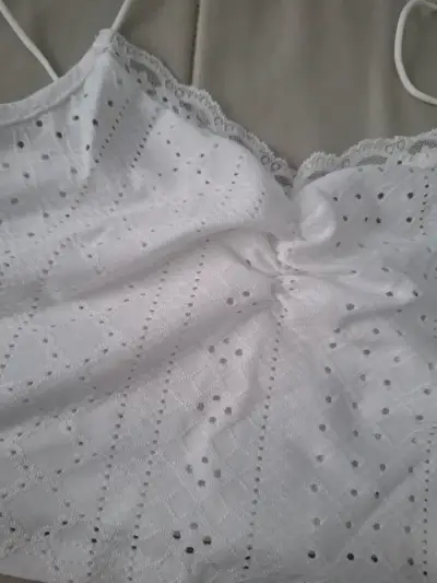 Top blanco con encaje - miniatura 2