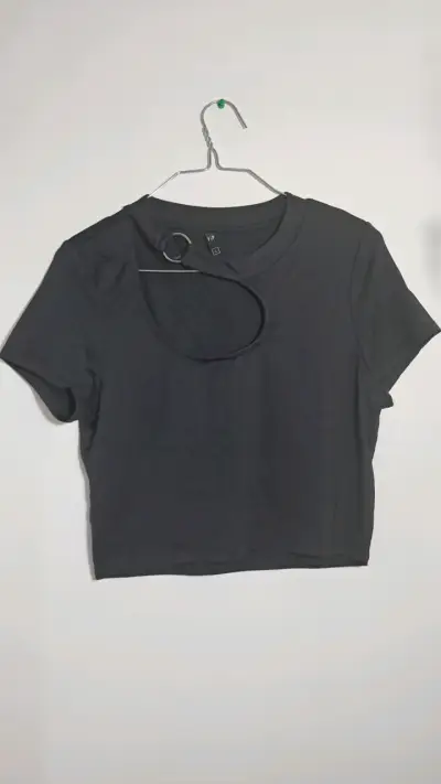 Polera negra con detalle metálico - miniatura 1