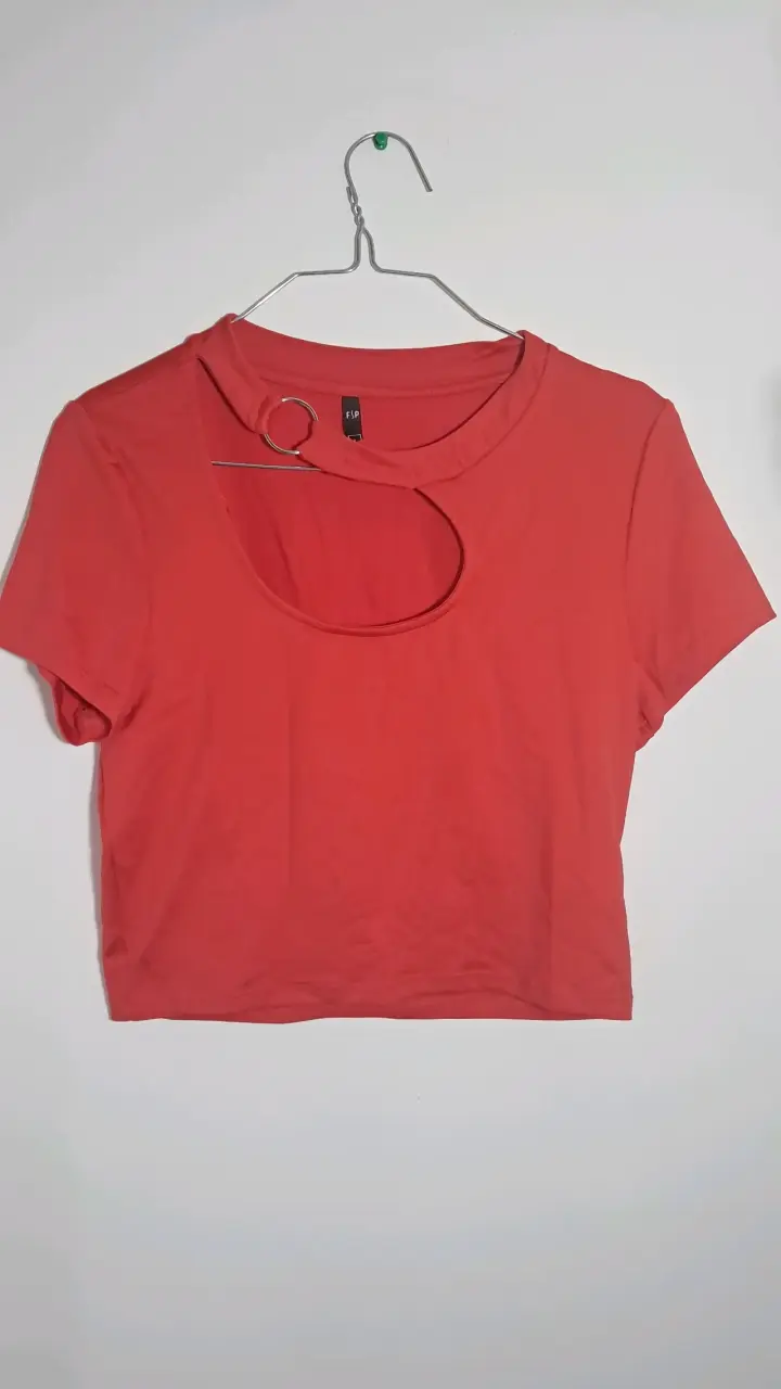 Polera roja con detalle metálico - 1