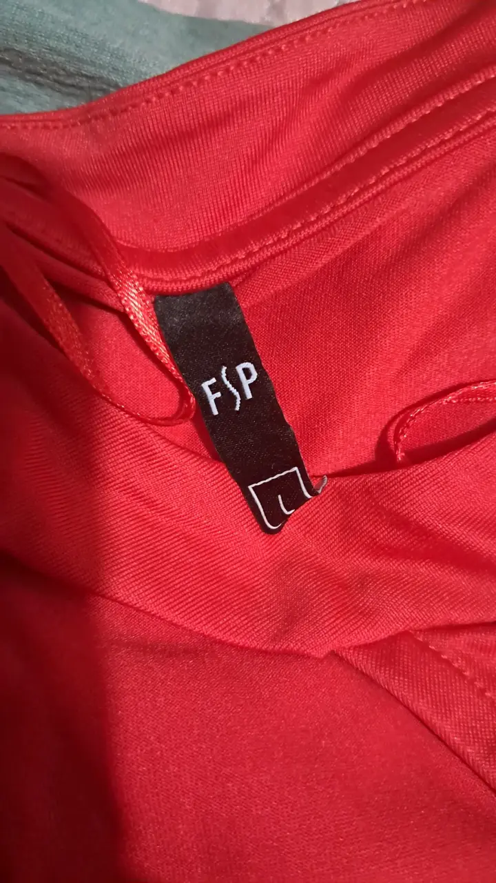 Polera roja con detalle metálico - 2