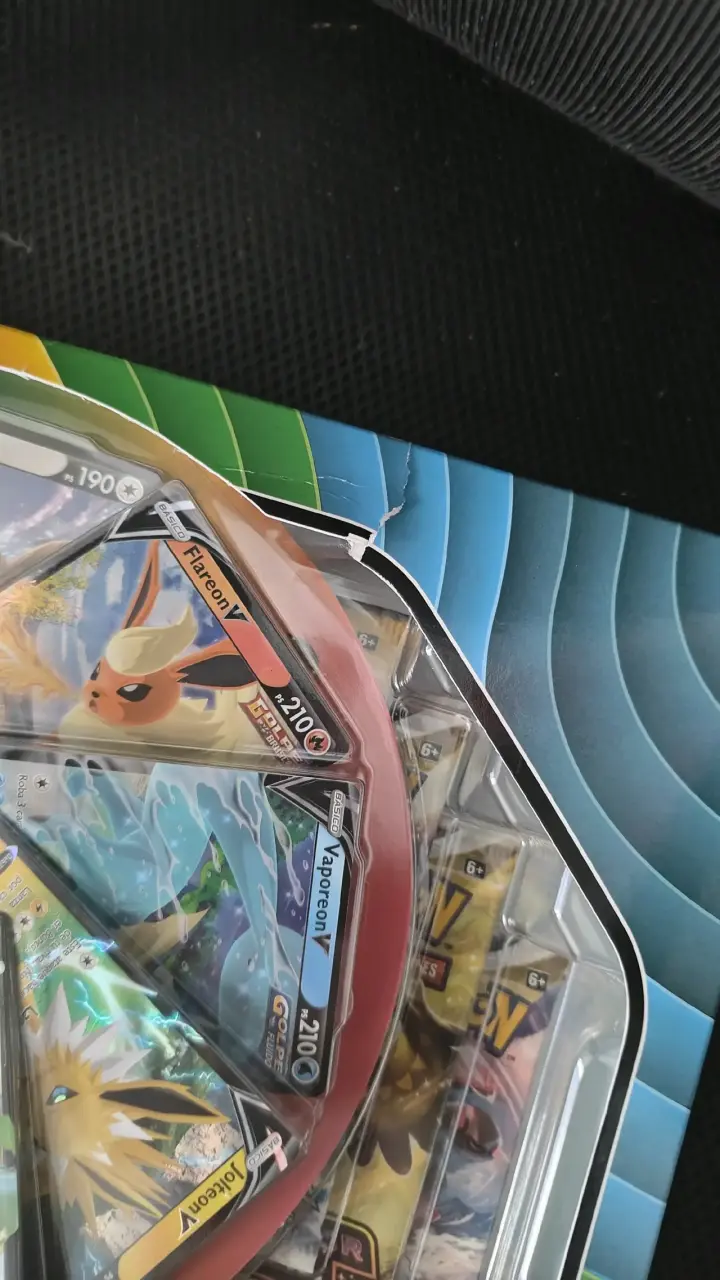 Colección Premium Pokémon Evoluciones de Eevee - 3