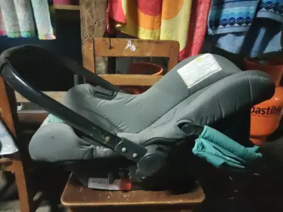 Silla de auto gris para bebé - miniatura 1