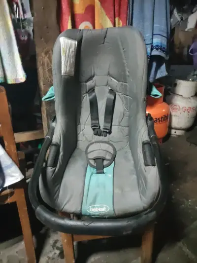 Silla de auto gris para bebé - miniatura 2