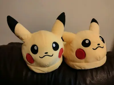 Pantuflas de peluche Pikachu - miniatura 1