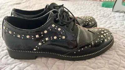 Zapatos negros con tachuelas - miniatura 1