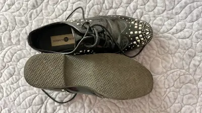Zapatos negros con tachuelas - miniatura 3