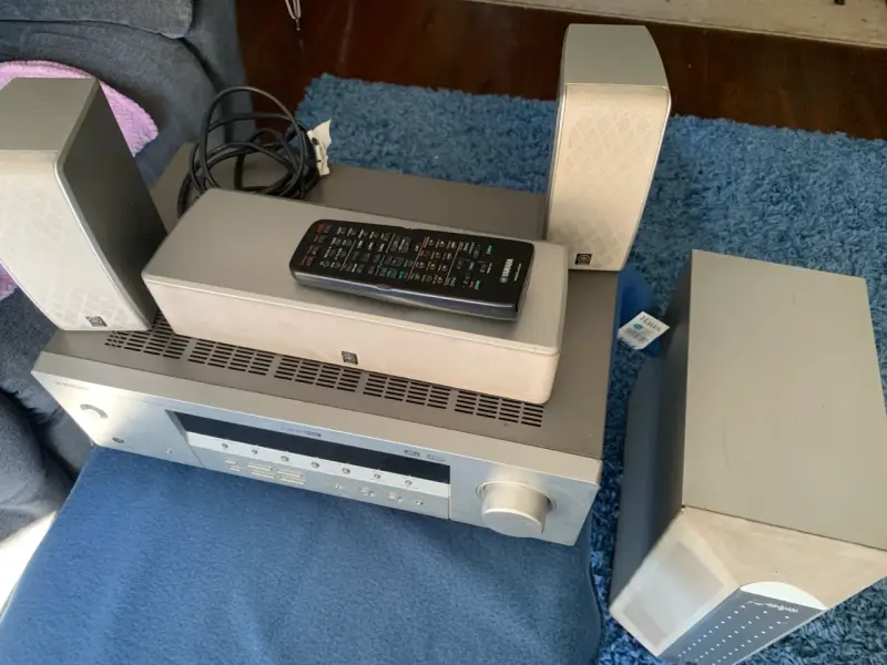 Sistema de sonido Yamaha con parlantes receiver - 1