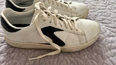 Zapatillas blancas con diseño negro - miniatura 1