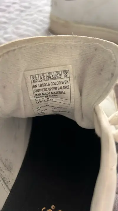 Zapatillas blancas con diseño negro - miniatura 2