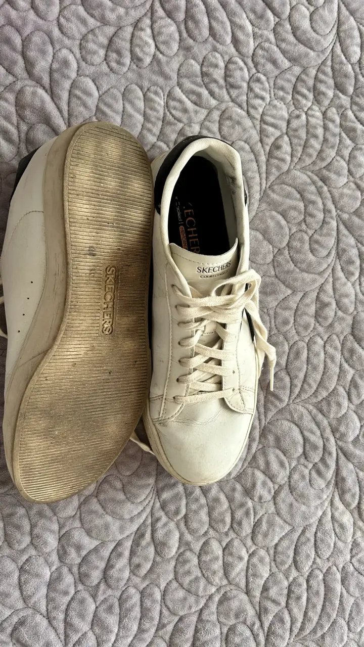 Zapatillas blancas con diseño negro - 3