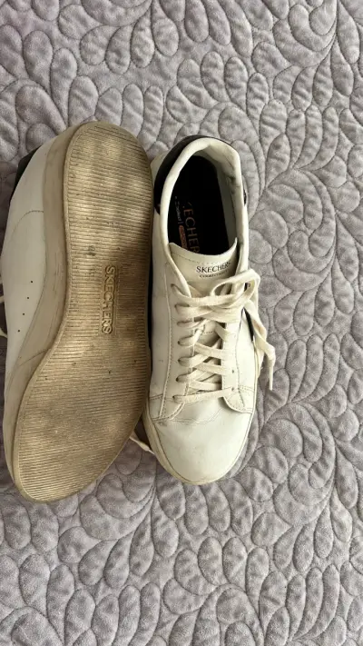 Zapatillas blancas con diseño negro - miniatura 3